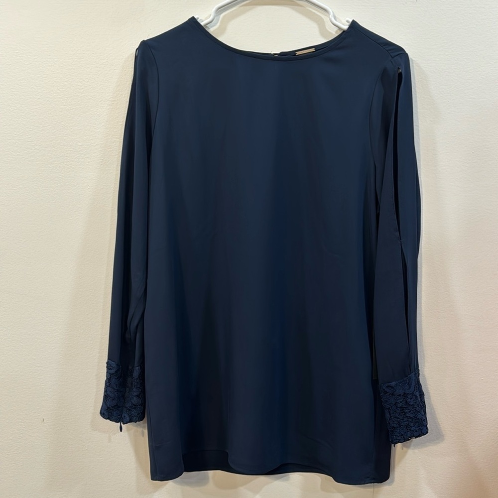 Chicos black label split sleeve woven top in Navy NWT size small